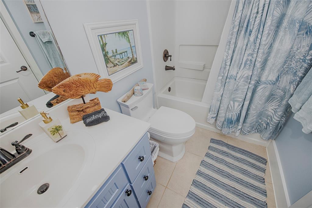 Coastal hall bathroom with shower-tub combo