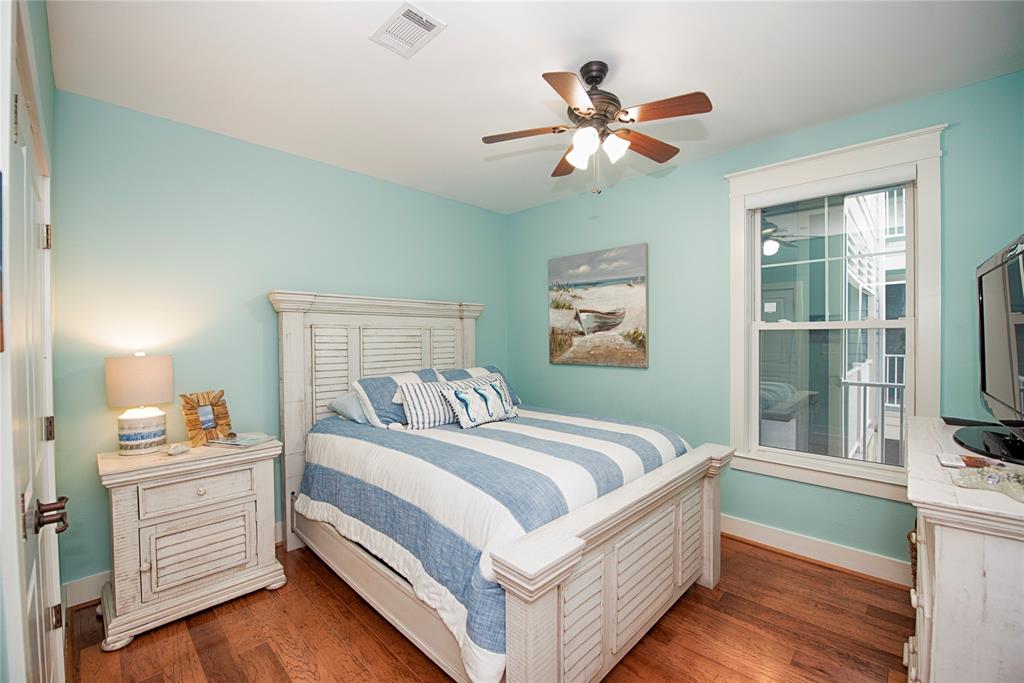 Coastal middle bedroom with queen bed